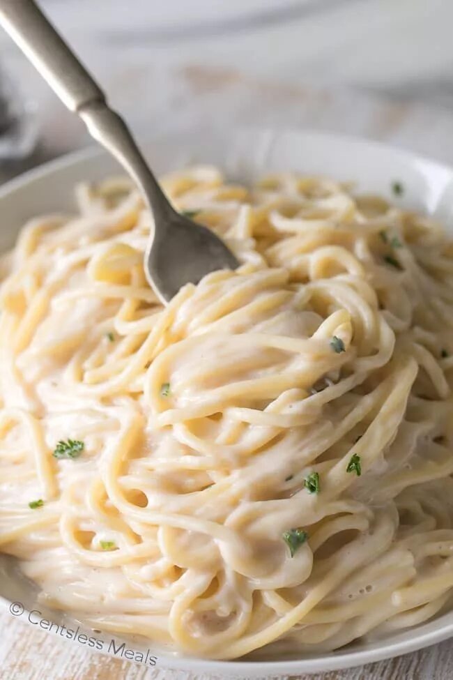 Спагетти в сливочном соусе. Макароны с белым соусом. Паста в сливочном соусе. Спагетти в сливочном соусе с сыром.