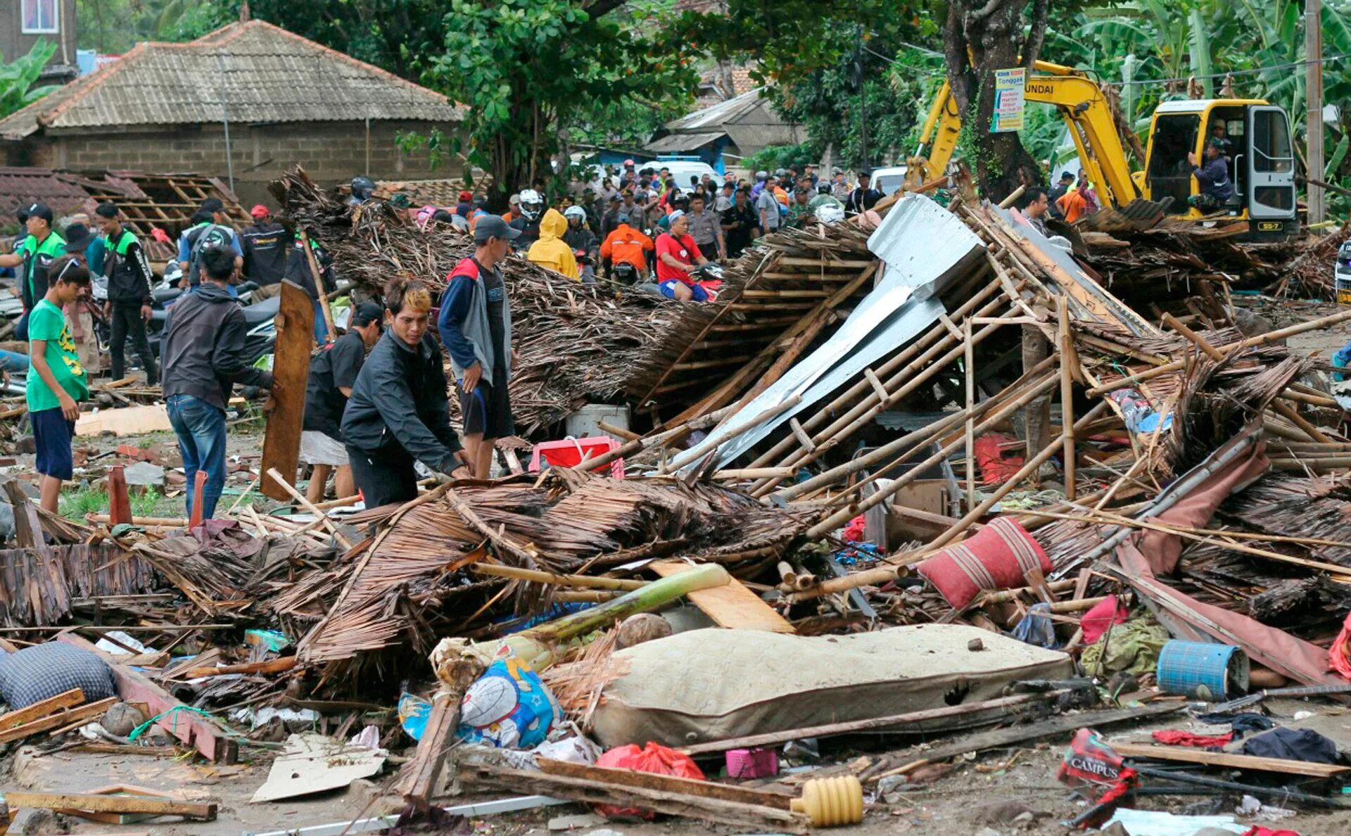 Землетрясение в тайланде новости. Суматра ЦУНАМИ 2004. Суматра Индонезия ЦУНАМИ. Жертвы ЦУНАМИ 2004 года в индийском океане. Суматра Индонезия 24 декабря 2004 года ЦУНАМИ жертвы.