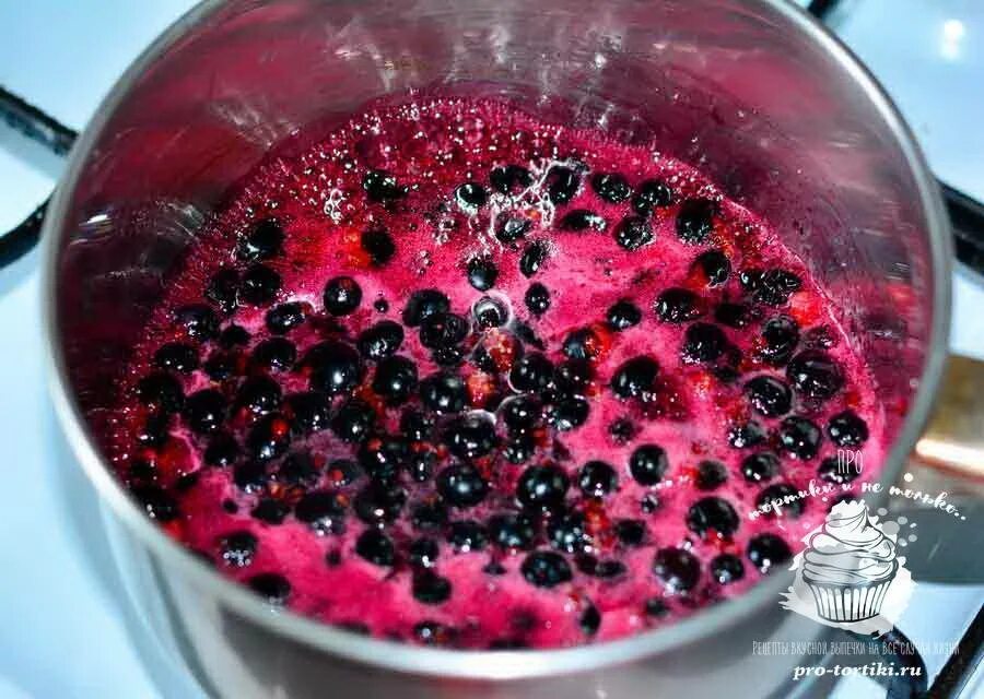 Желе из смородины простой рецепт. Желе из ягод красной смородины. варенье из смородины. черное желе.