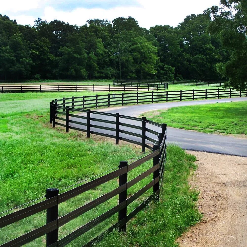 Что такое загон. Заборы для фермерских хозяйств. Забор на ферме. Забор для лошадей. Конь на заборе.