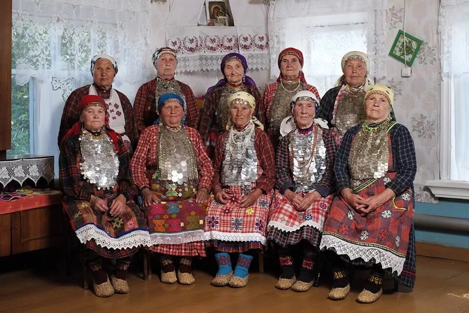 Вотяки удмурты. Удмурты народ. удмурты национальный костюм. удмуртская национальная одежда. жители удмуртии.