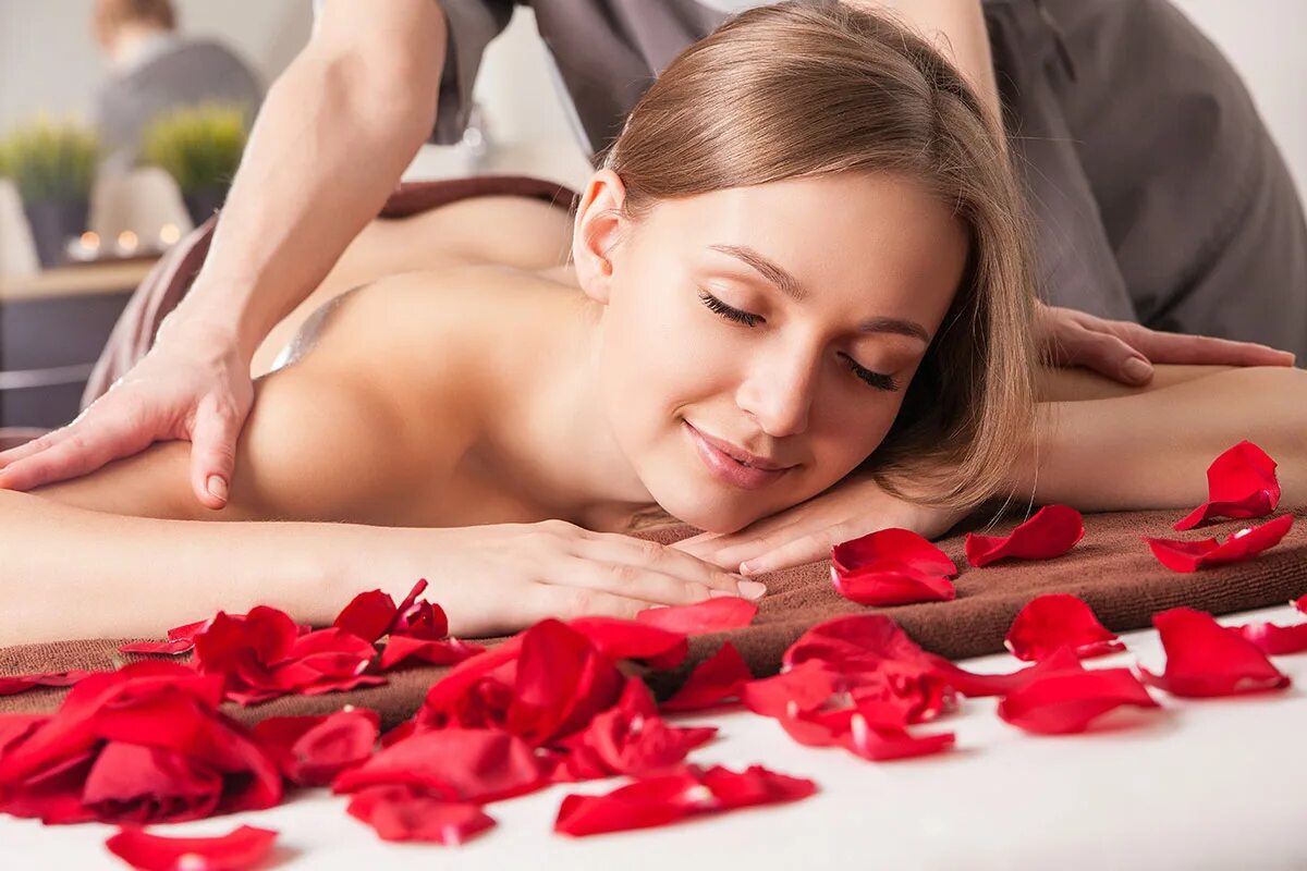 Massage oil girls. Массаж фото. Красивая девушка в спа. Массаж для женщин. Романтичный массаж.