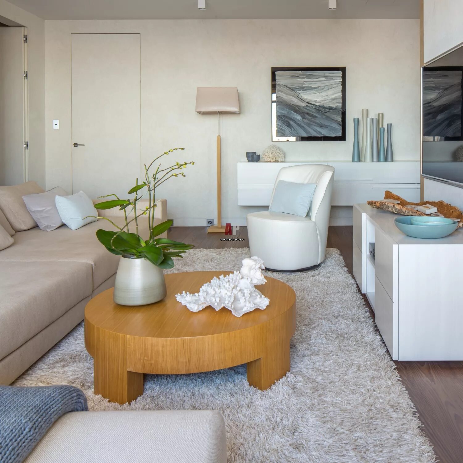 Место для отдыха гостей в квартире. Интерьер места отдыха. Зал с панорамными окнами. Квартира в москве. Квартира стоит углом.