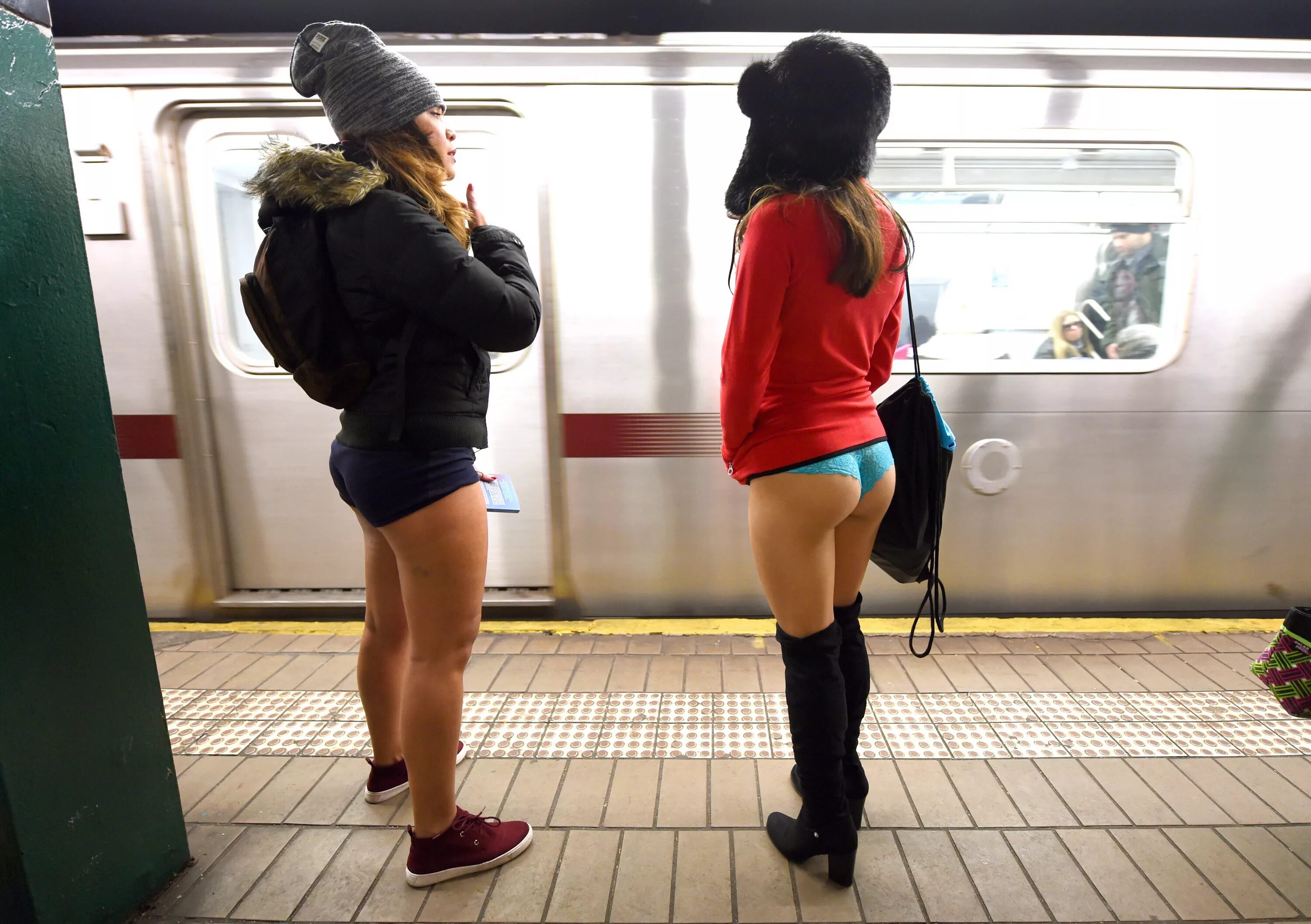 Сандра баллок предложение 2009. No pants subway ride москва. Человек сидит в метро. Людное место. Молодежь на скамейке.
