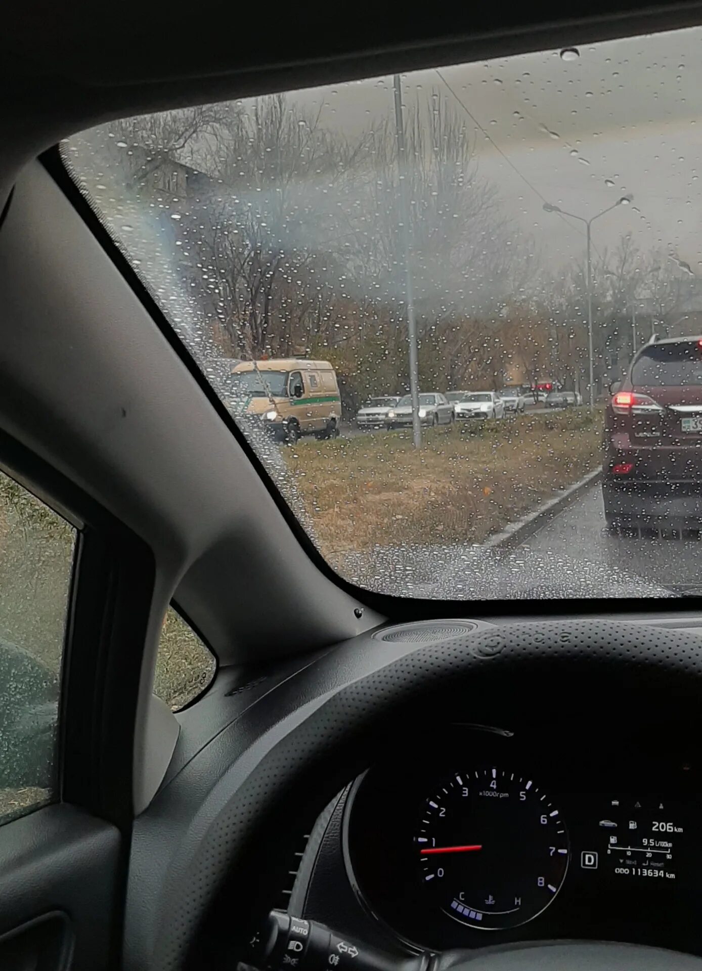 Машина запотевает в дождь. Запотевание окон Киа Рио. Запотевшие окна в машине Киа Рио. За рулем потеет. Тонировка запотев.