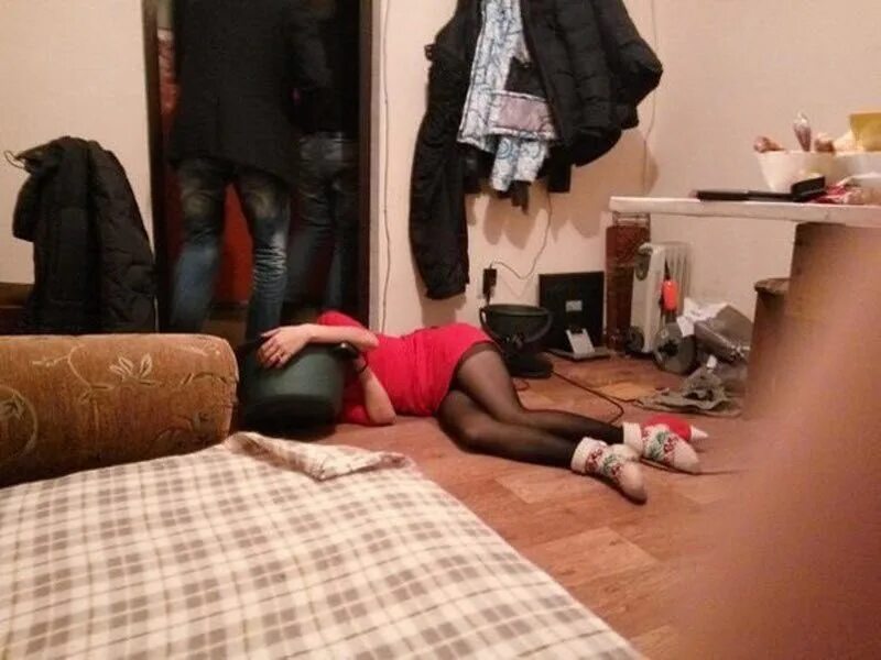 Девчонки на квартире. Пьяные девушки в квартире. Девочка в квартире. Спящую на хате