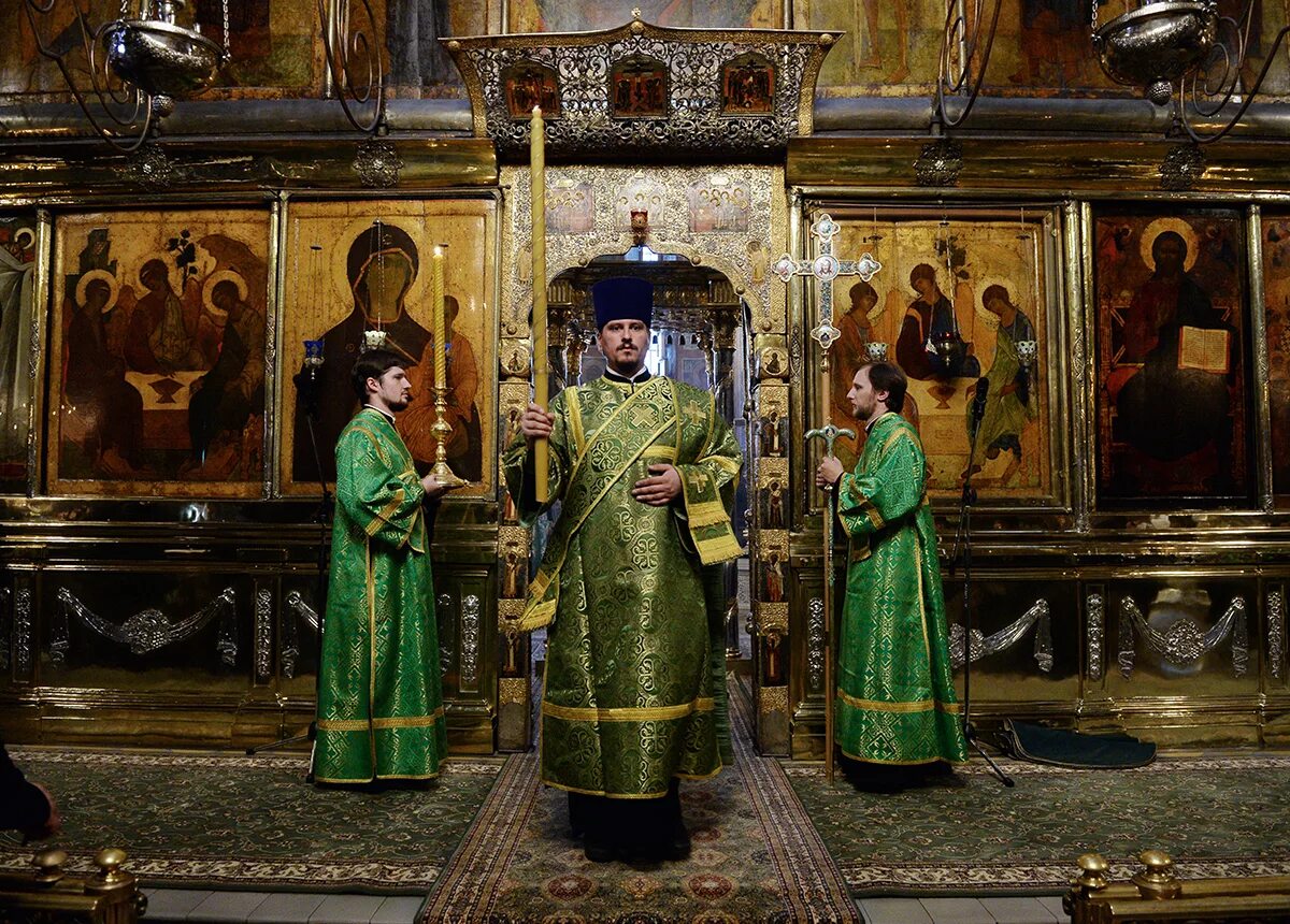 Всенощное бдение святому. Всенощное бдение в Троице Сергиевой Лавре. Всенощное служение. Всенощная это. Всенощная в Загорске.