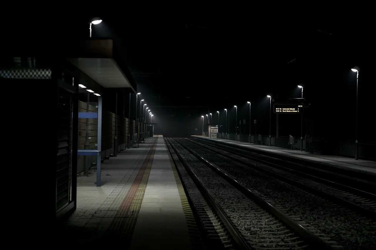 Включи ночную станцию. Пустой вокзал. Пустой перрон. Перрон ночью. Железная дорога ночью.