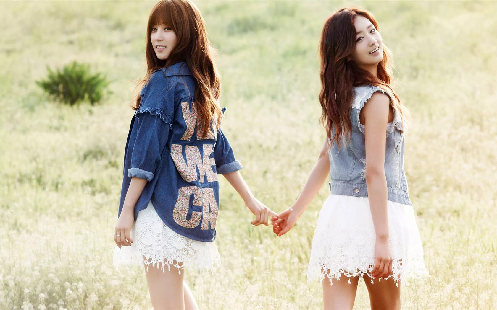 две подруги. три подруги. 3 корейские девушки. подруги мультяшные. подружки.