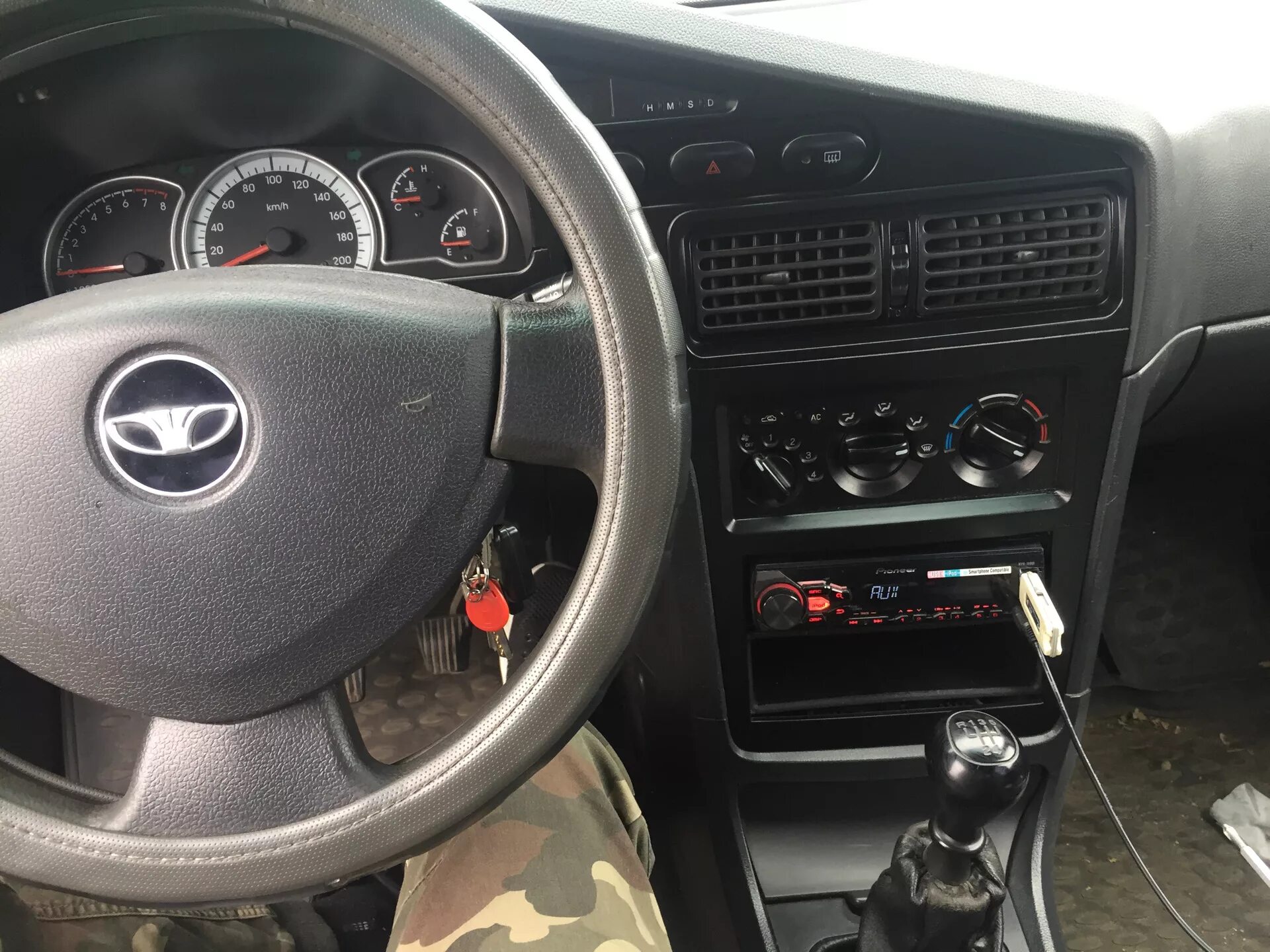Салон нексия n150. Daewoo nexia 2008 салон. Daewoo nexia n150 салон. Тюнинг салона дэу нексия n150. Daewoo nexia 150 салон.