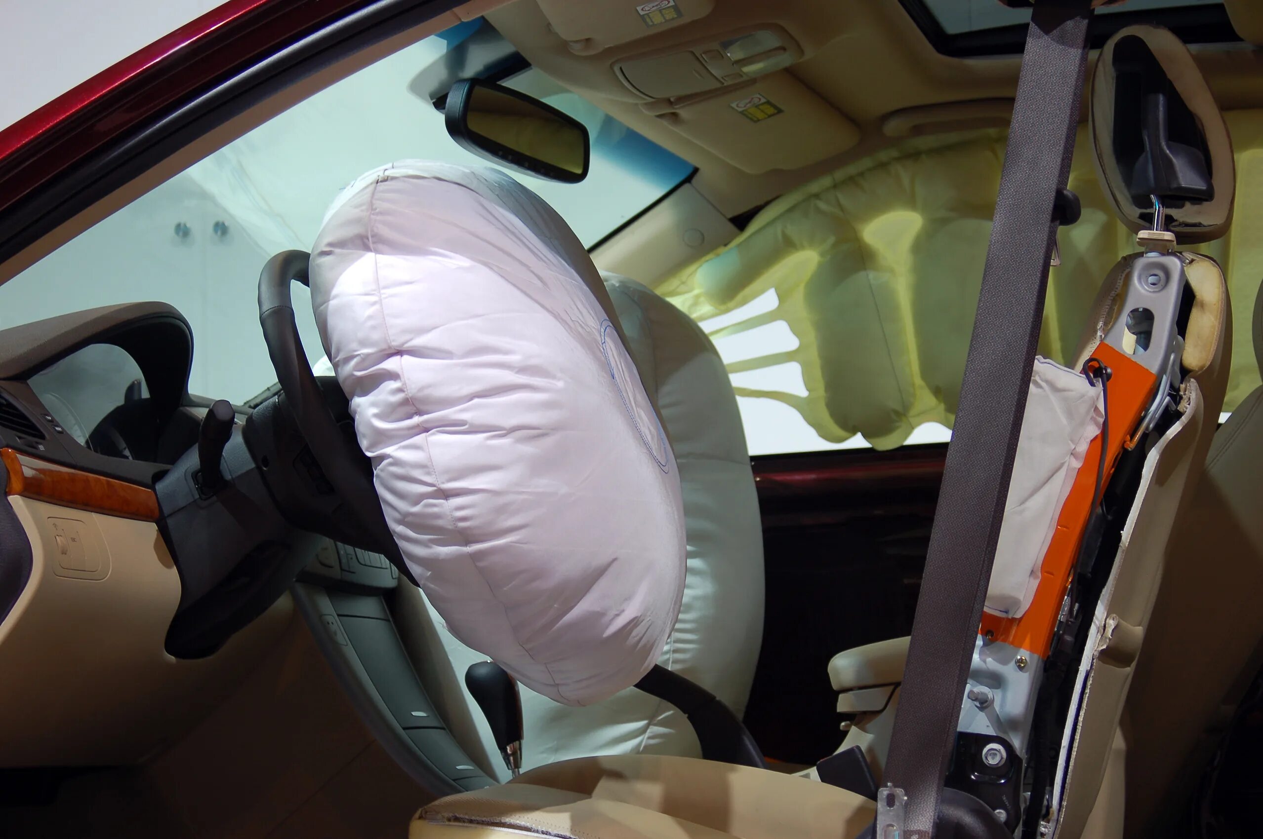 Фронтальные подушки безопасности. Сработанные подушки безопасности. Подушки безопасности в автомобиле. Airbag подушки безопасности.