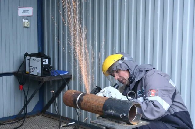 Сварщик картинки. Слесарь. Сварщики нефтяники. 26 мая день сварщика. Сварщик металлоконструкций (mig, mag).