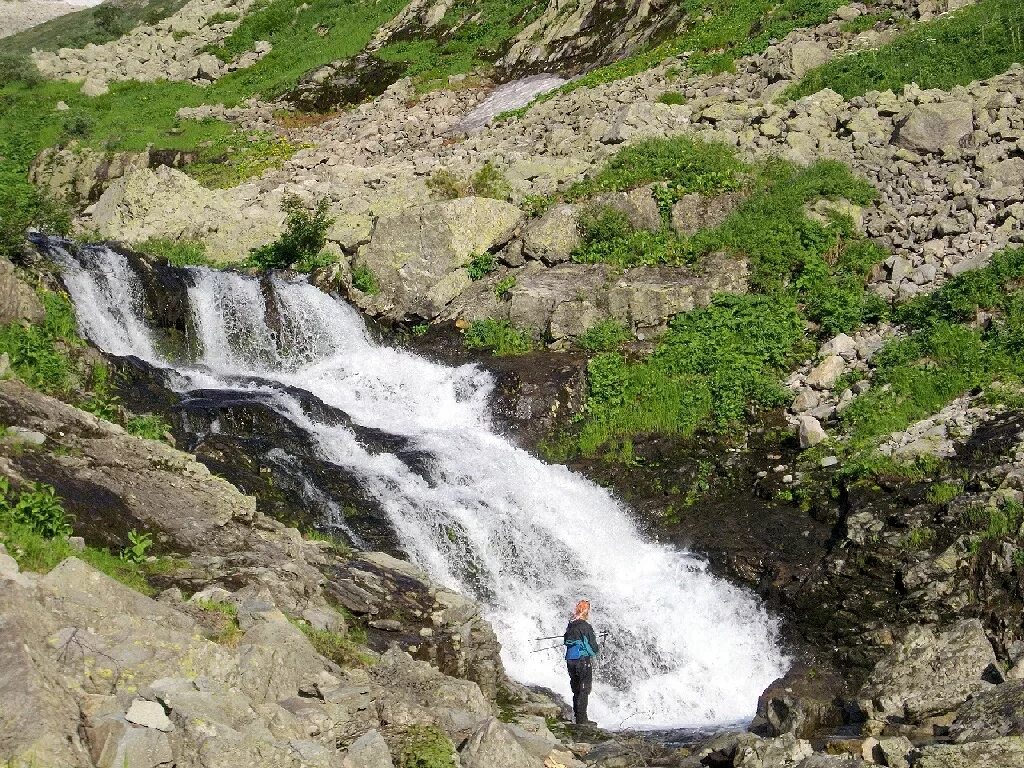 Перевл. Ручей высокогорный Поднебесные зубья. Водопад высокогорный ручей Поднебесные зубья. Цирк ручья высокогорный. Исток Тигиртиш.