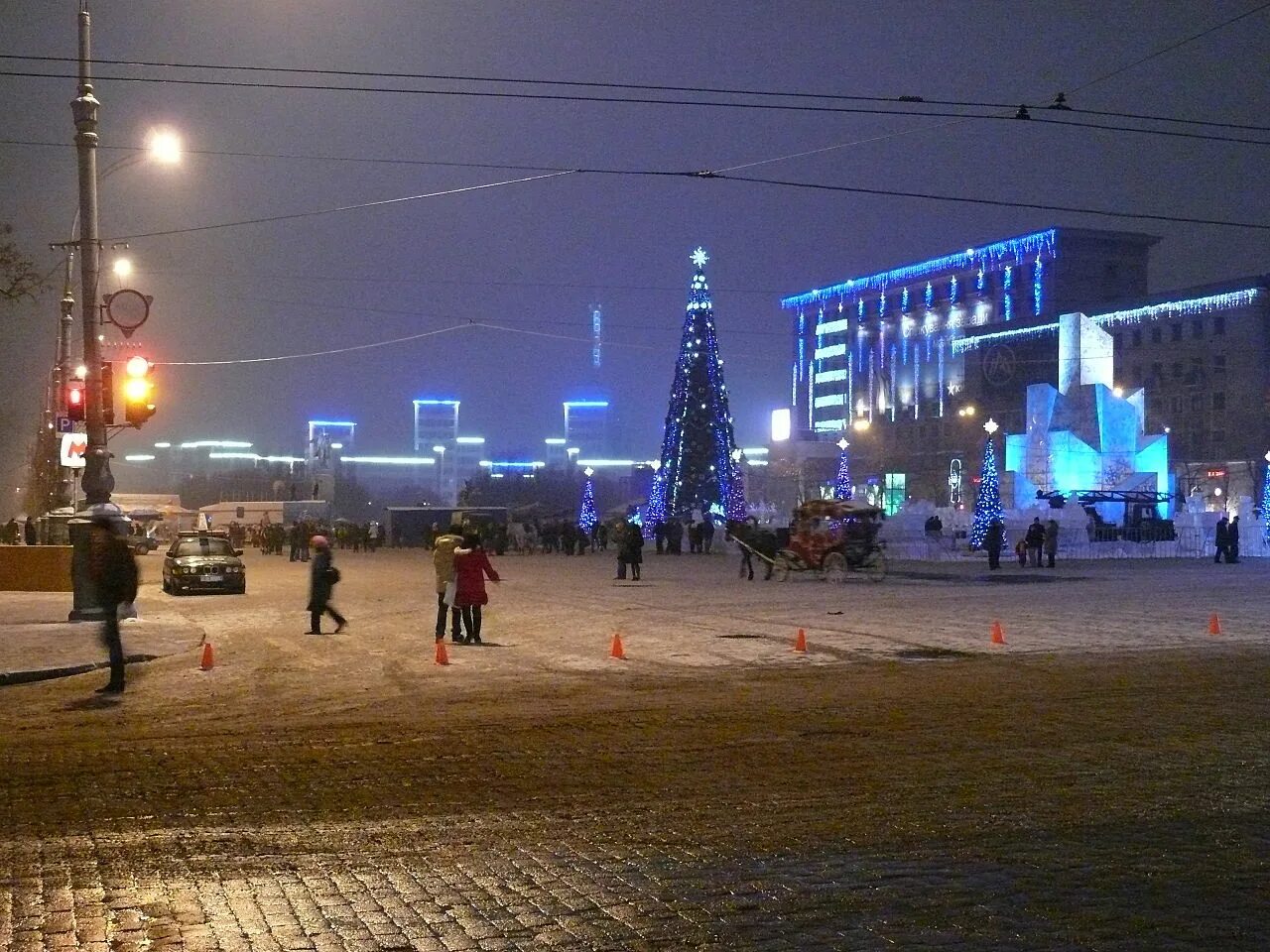 Есть ли свет в харькове сейчас. Харьков площадь свободы. Площадь свободы Харьков 2022. Площадь свободы Харьков ночь. Площадь свободы Харьков зимой.