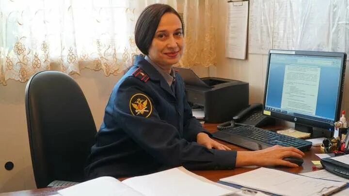 Сотрудница полиции. Инспектор миграционной службы мвд. Сотрудник налоговой. Инспектор по делам миграции. Форма сотрудников миграционной службы.