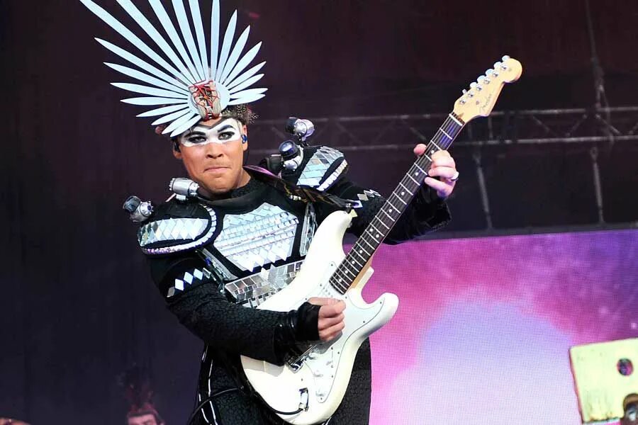 Empire of the sun alive. Группа Empire of the Sun. Empire of the Sun без грима. Empire of the Sun солист. Группа Sun 31.