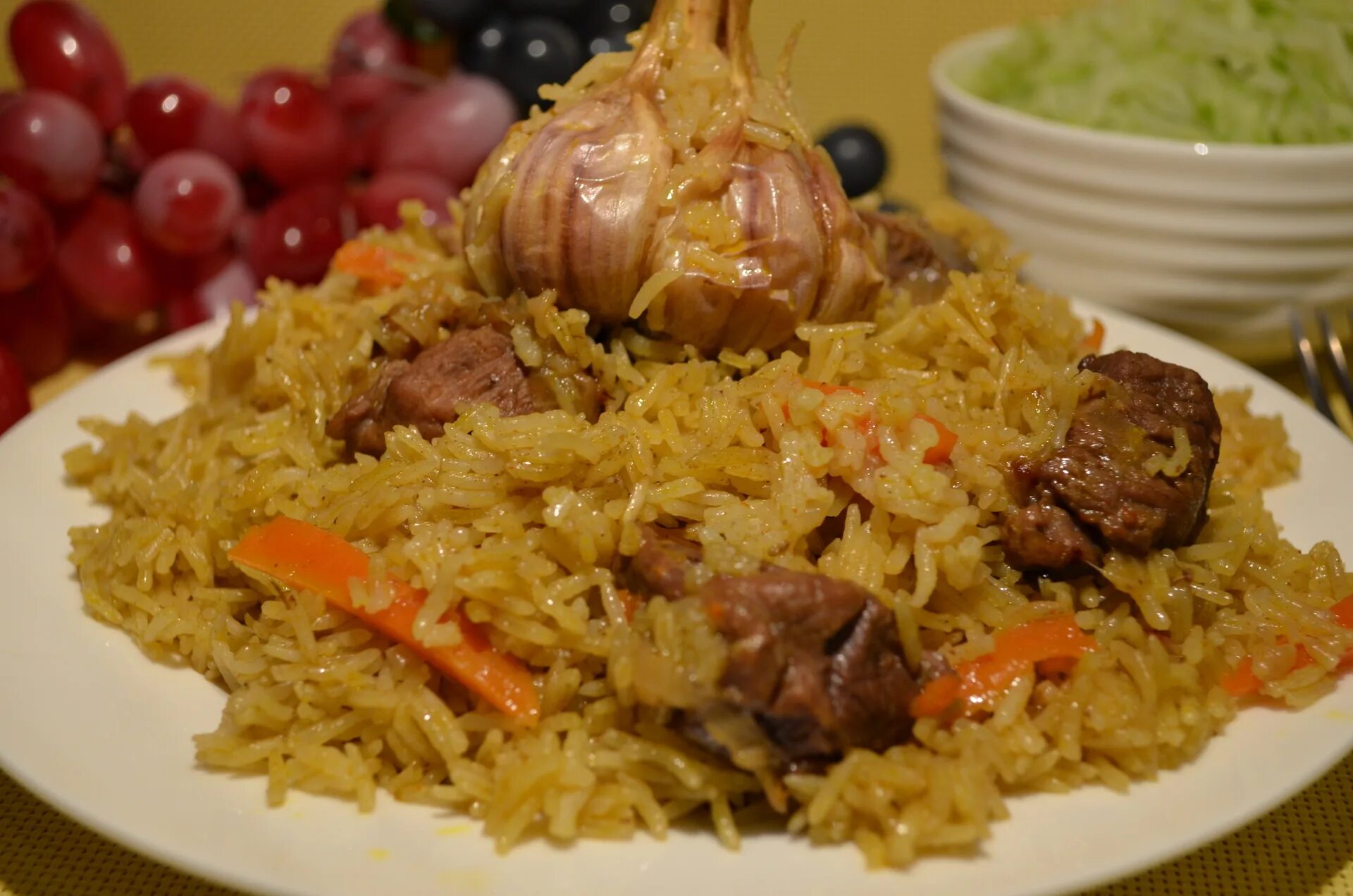 Плов с говядиной фото. Fisincan plov. Аппетитный плов. Картина узбекский плов. Красный плов.