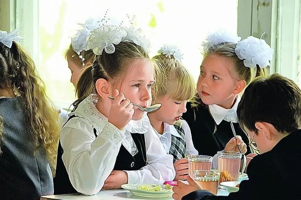 Впереди 11 класс. Зара в детстве 1 сентября. Школа делает одинаковыми. Фотосессия в школе. Рисунок мы школьниками стали.