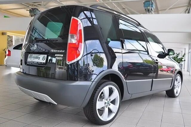 Skoda roomster r16. Шкода румстер 2008. Диск шкода румстер. Лада ларгус fs015l. Шкода румстер.