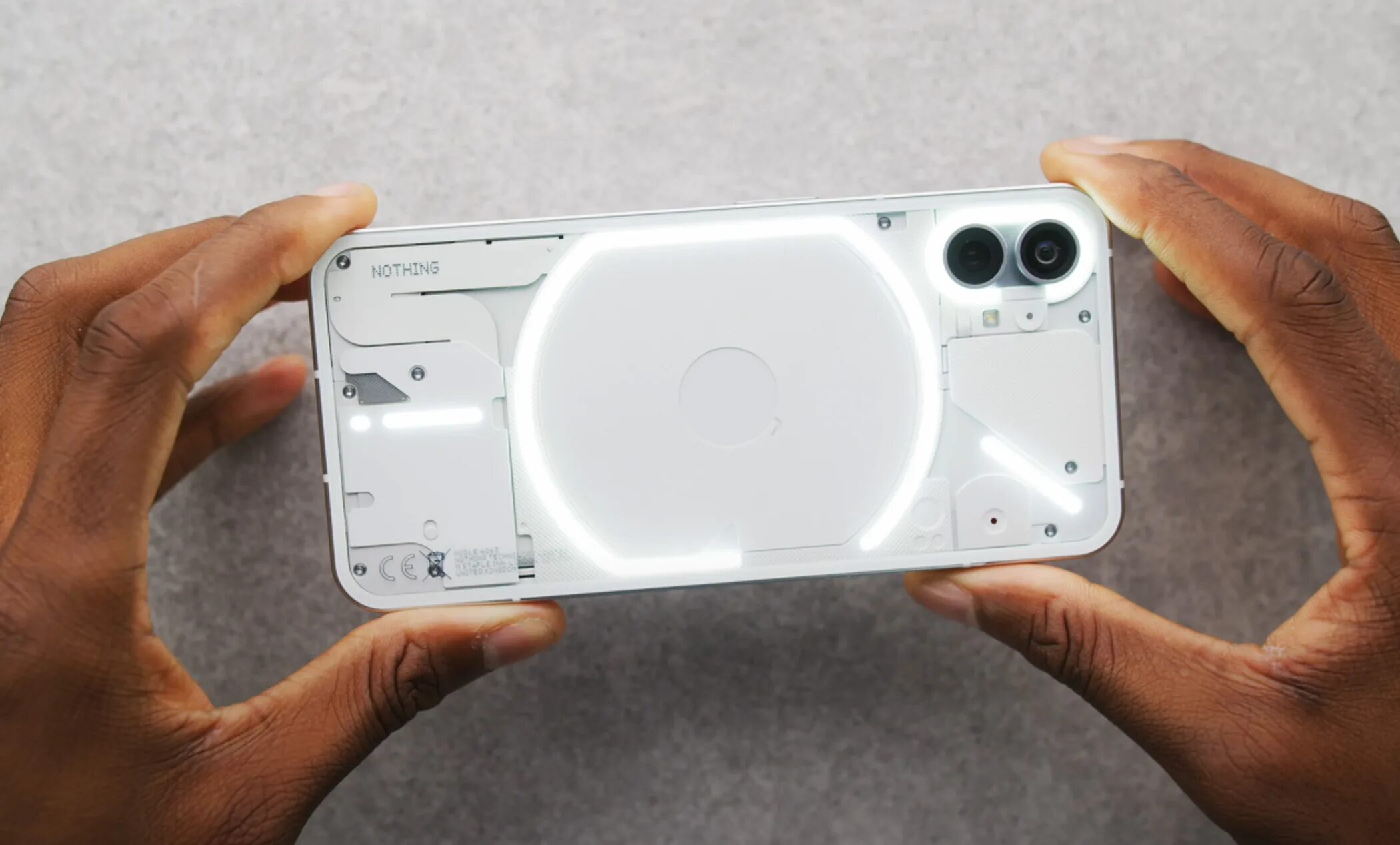 Nothing phone 1 подсветка. Nothing phone 1 в руке. Смартфон nothing phone 1. Смартфон nothing phone 1. Nothing phone видео.