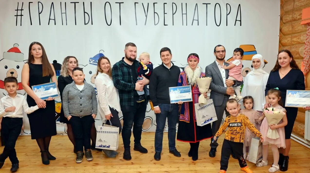 По программе молодая семья 2020 янао фото. Молодая семья янао 2024 условия. Вручение сертификатов молодым семьям. Молодая семья янао 2024 условия. Семья янао.