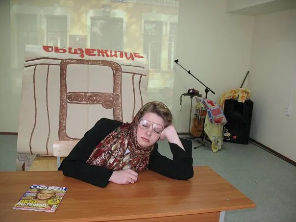 Консьерж в общежитии. Бабушка вахтер. Сторож вахтер. Зоя фёдорова вахтерша. Злая вахтерша.