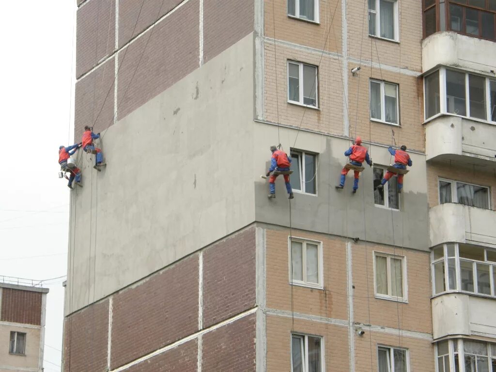 Утепление фасада многоэтажного дома. Утепление фасада МКД. Утепление фасадов панельных домов. Утепление фасада альпинистами.