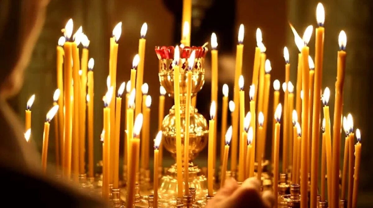 Церковные свечи. Свечи в церкви. Горящие свечи в церкви. Глоящие свечи в церкви. В церкви горят свечи