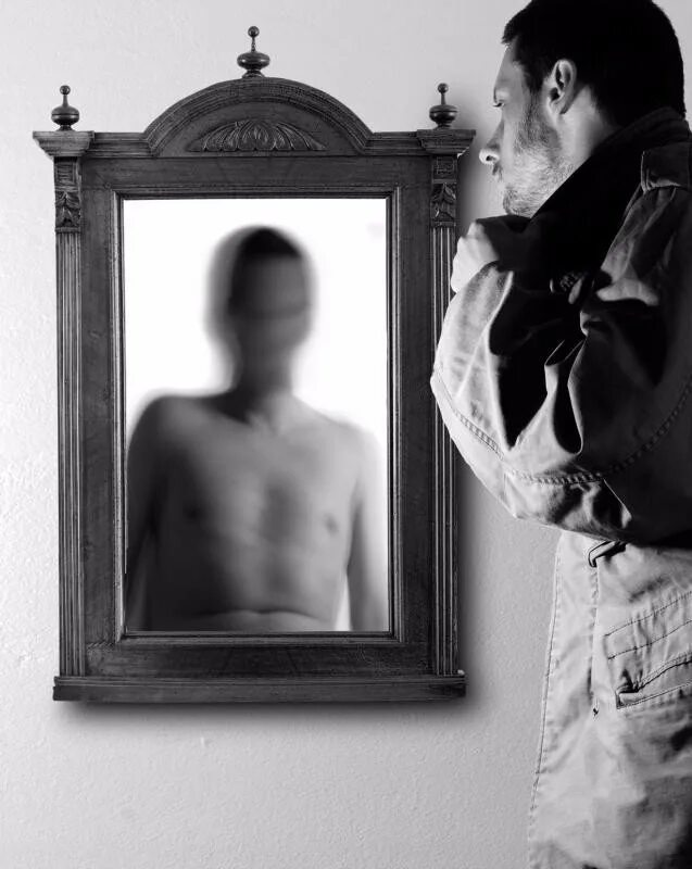 В зеркале видеть мужчину. Человек в зеркале. Зе люди. Мужчина в зеркале. Отражение человека в зеркале.