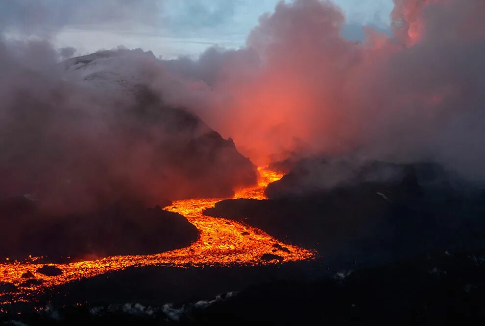 Землетрясение извержение. Вулкан Толбачик Камчатка. Извержение вулкана Толбачик. Извержение вулкана плоский Толбачик. Извержение вулкана Толбачик 2012.