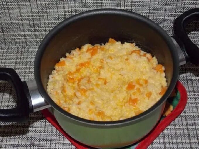 Тыква с пшеном в кастрюле. Каша молочная пшенная с тыквой. пшённая каша с тыквой на молоке. пшённая каша с тыквой на молоке в кастрюле. пшенно рисовая каша.