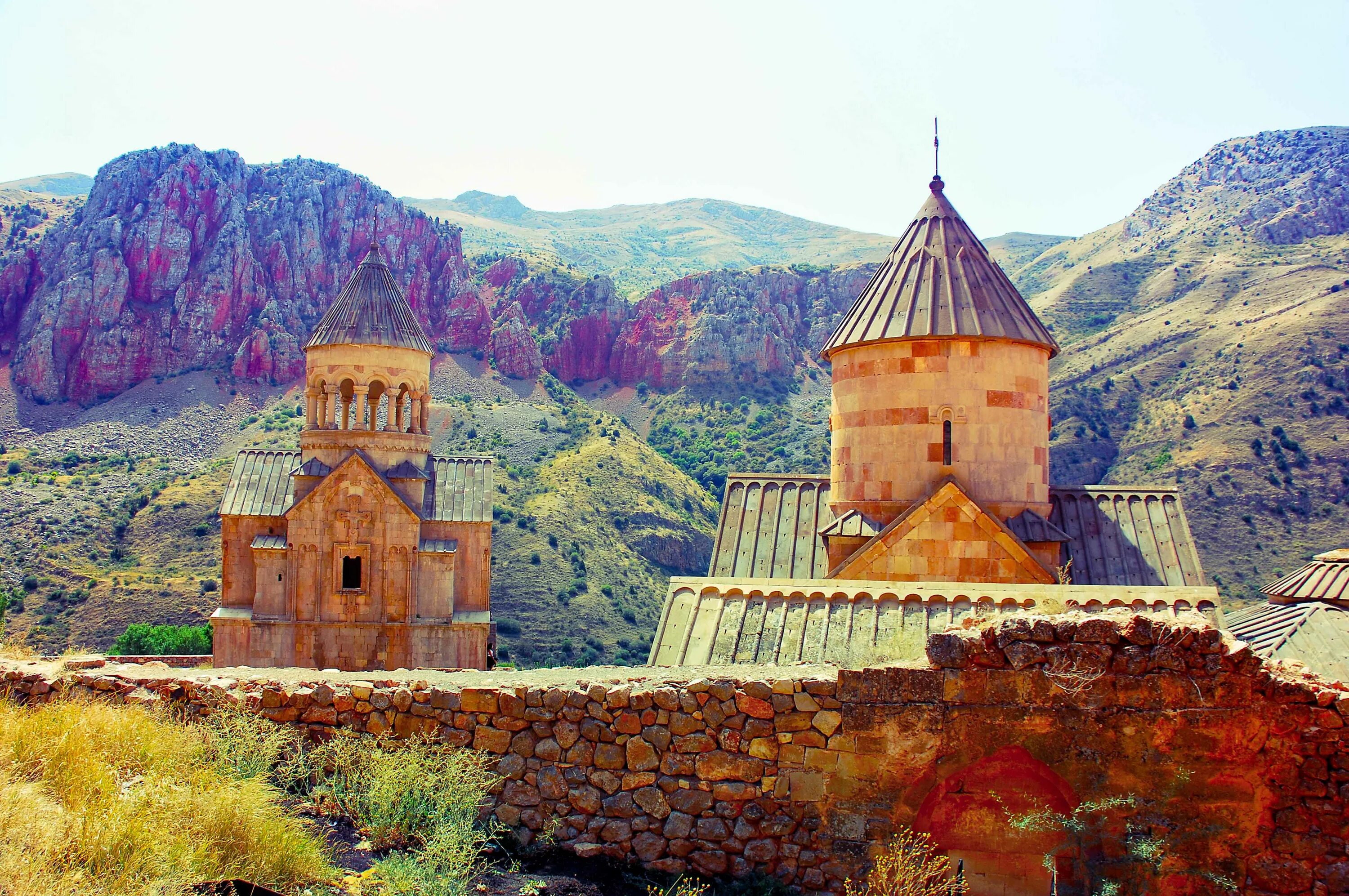 S armenia. Армения хор Вирап Нораванк. Храм Нораванк в Армении. Храм хор Вирап в Армении. Хор Вирап Арени Нораванк.