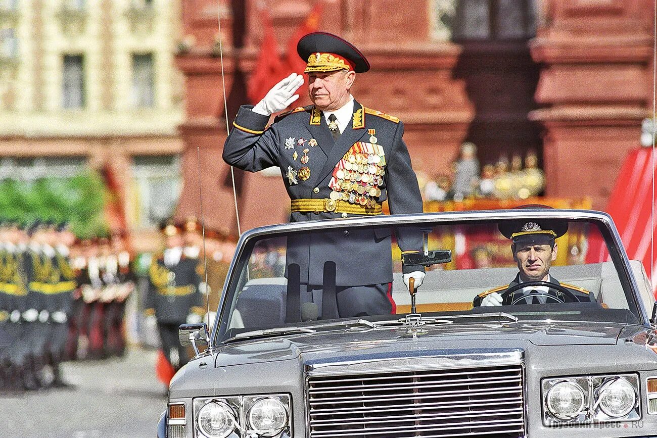 Руководил парадом. Руководил парадом