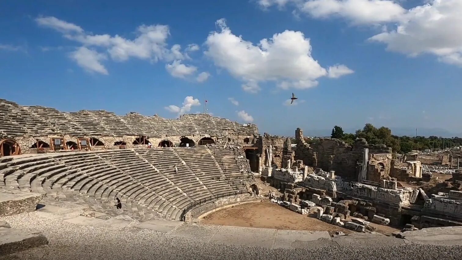 Турция сиде видео. Античный театр Сиде. Римский амфитеатр Сиде. Амфитеатр Сиде Сиде Турция. Античный амфитеатр в Сиде.