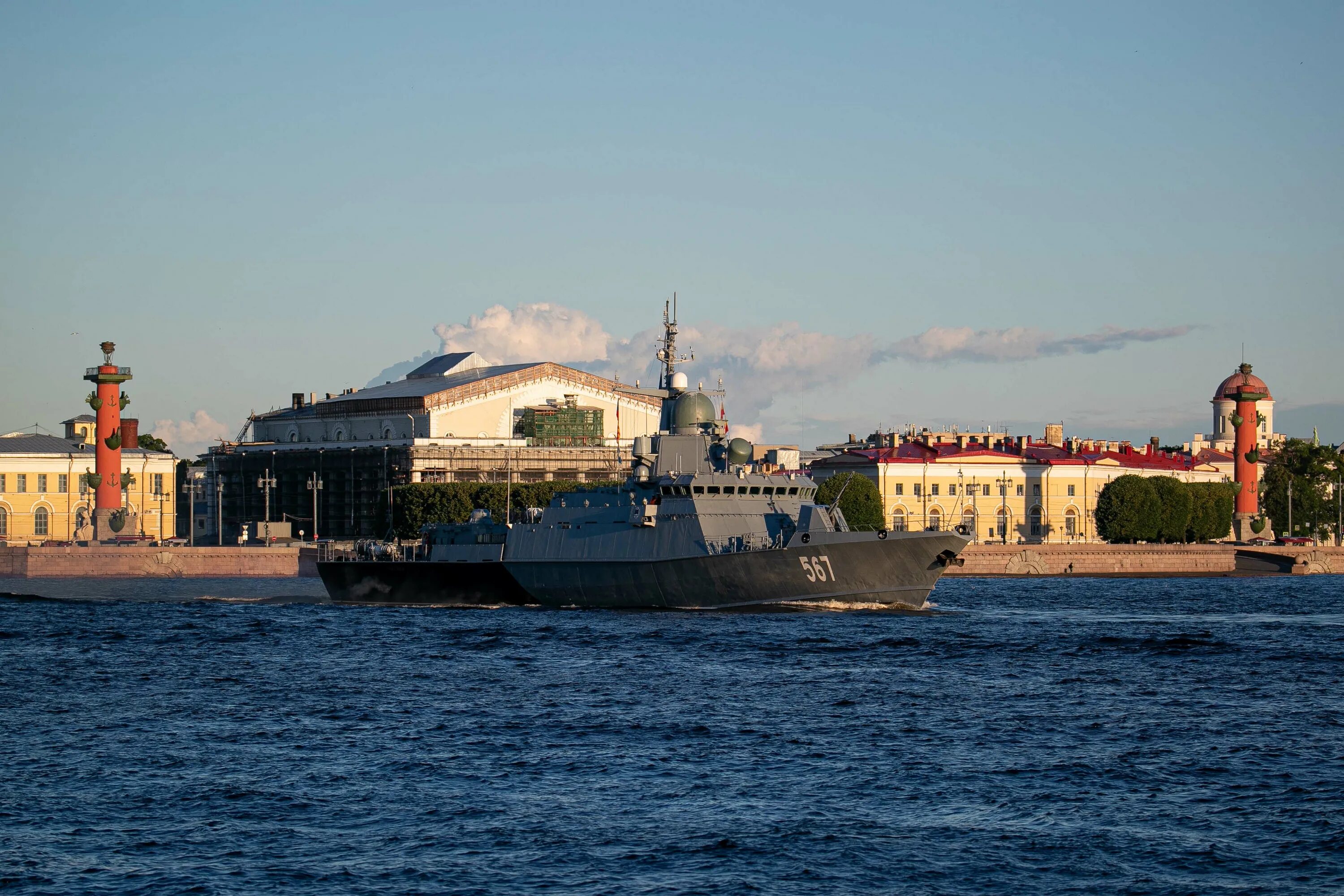 Васильевский остров морская. Корабли ВМФ на Неве. Суда на Неве Питер. Парад ВМФ Петропавловская крепость.