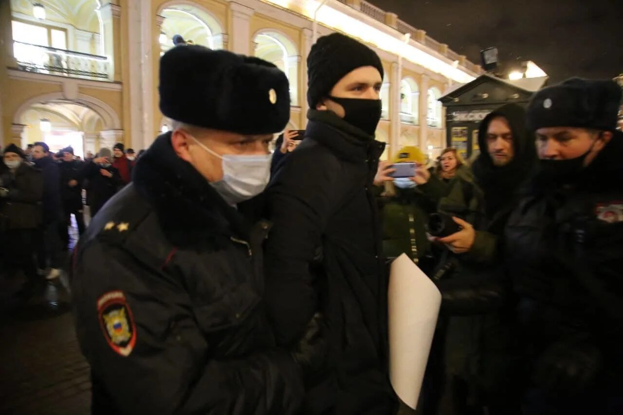 Прощание с навальным в петербурге. Гостиный двор задержания. Задержания у Гостиного двора 2022. Фонтанка 18 февраля задержали. Навальновские активисты.