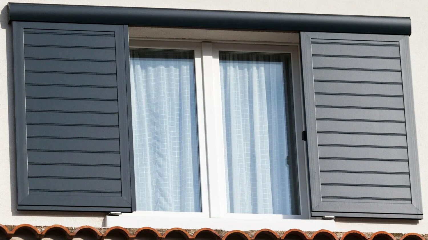 Ставни мид америка. Створки на окна деревянные. Неплотно притворенные ставни. Металлические защитные ставни. Окно со ставнями.