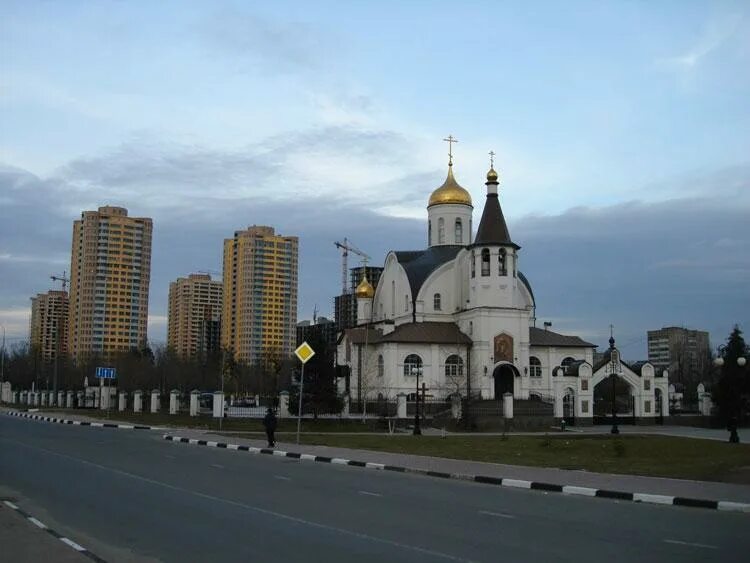 Храм казанской иконы божией матери в реутове. Храм Казанской иконы Божией матери в Реутово. Троицкий храм Реутов. Казанская Церковь (Реутов). Церковь Реутов парк.