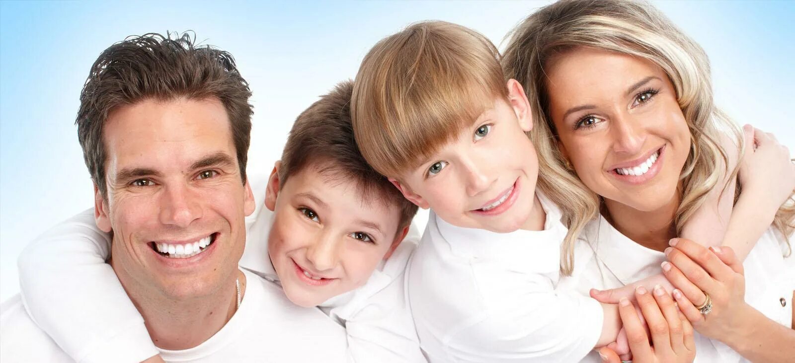 Семья улыбается. Семья с красивыми зубами. Стоматология семья. Красивая улыбка семья.