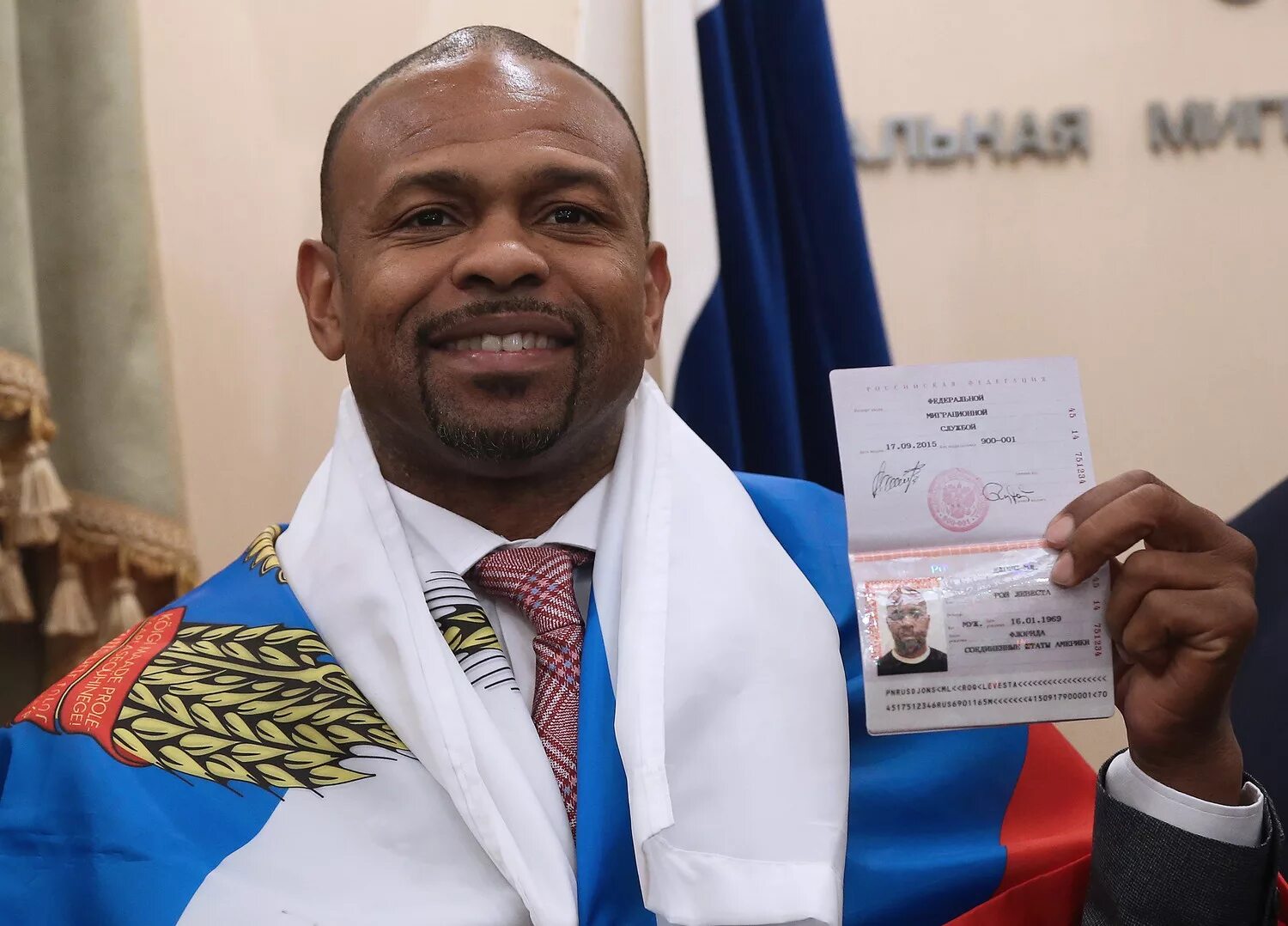 рой джонс российское гражданство. рой джонс получил российское гражданство. рой джонс. рой джонс младший российское гражданство. рой джонс младший паспорт.