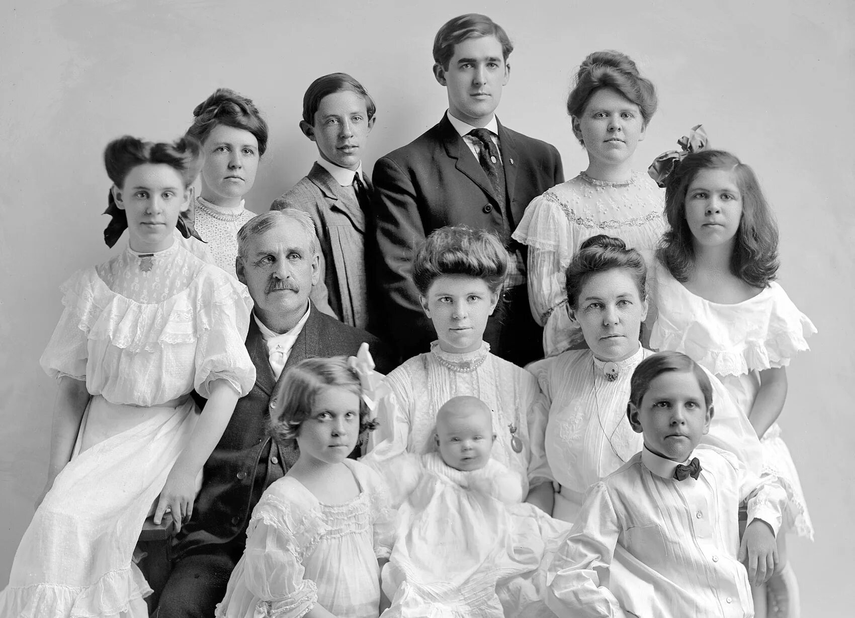 История жизни обычной семьи 19. Викторианская семья. Старинная семья. 1900 Семья. Семья 19 века.