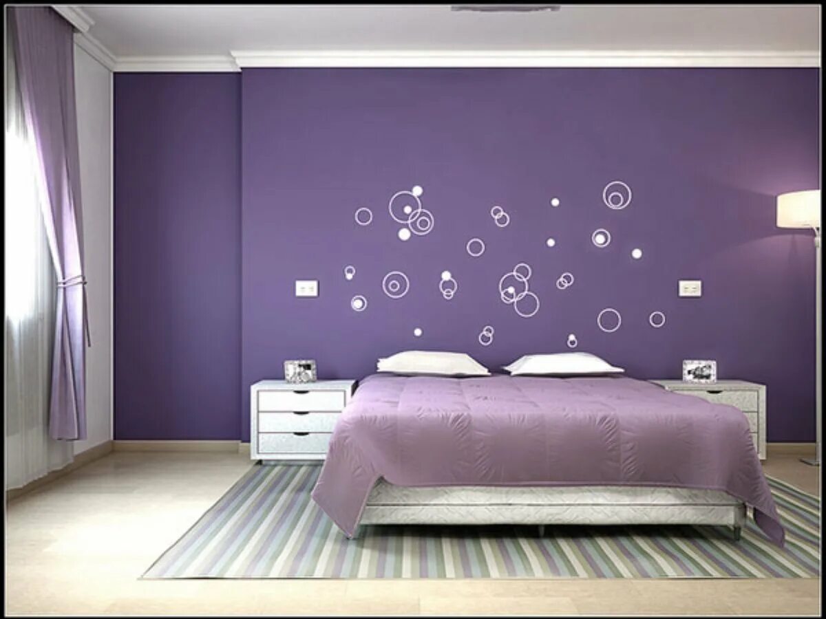 Фиолетовые белые обои. Фиолетовая стена. Спальня в фиолетовом цвете. Спальня в фиолетовых тонах. Фиолетовый интерьер.