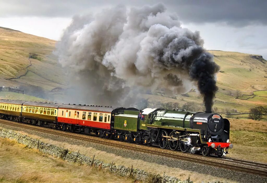 Паровоз какой скорость. Старинный поезд. Британский паровоз. Паровозы Великобритании. Старый поезд.