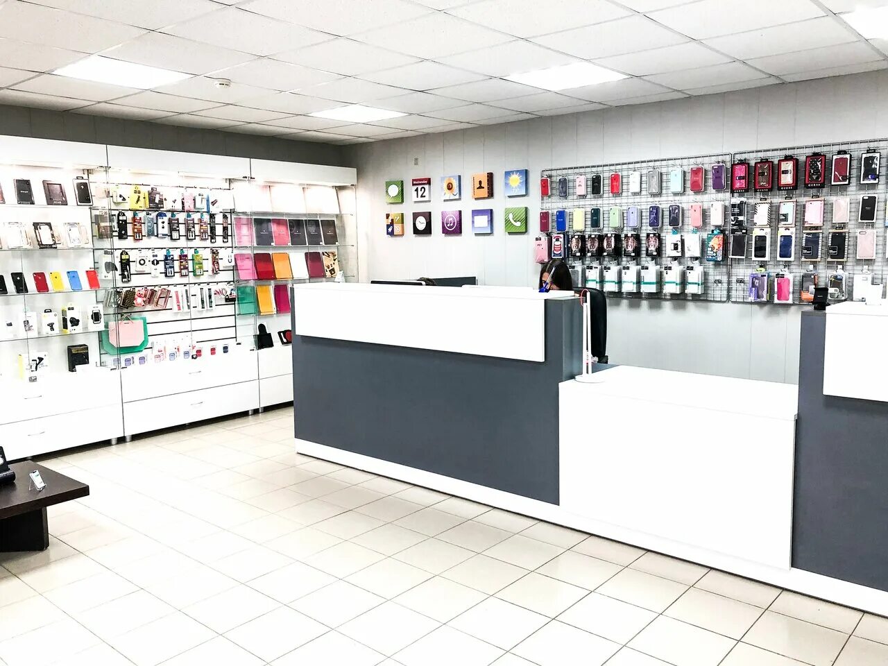 Эппл рум саратов. Слонова 42/48 саратов. Комната apple. Эппл румс. Эпл рум.