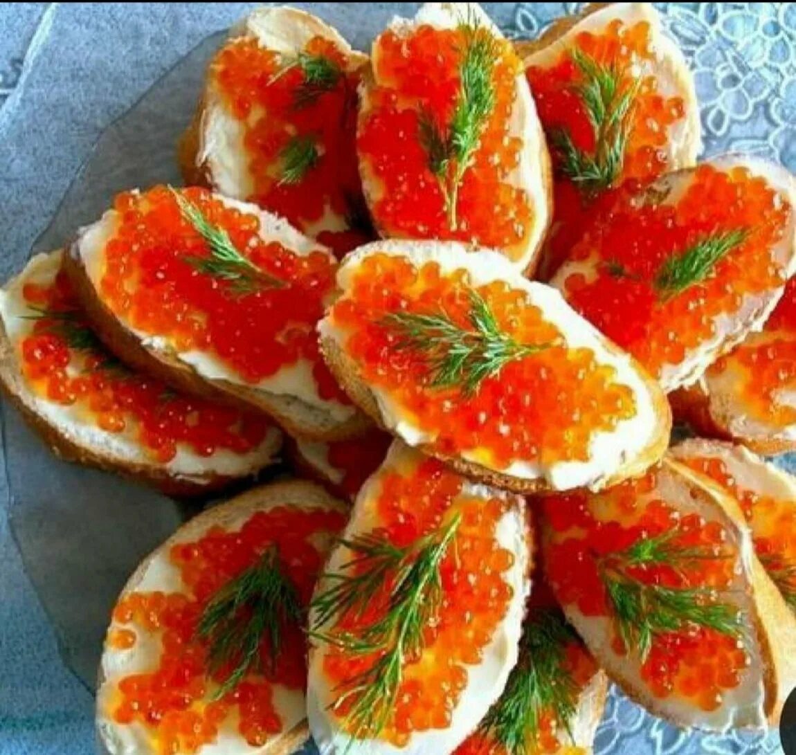 Как вкусно сделать бутерброды с икрой. Бутерброды с икрой. бутерброды с красной икрой на праздничный стол. украшение бутербродов с икрой. бутеры с икрой.