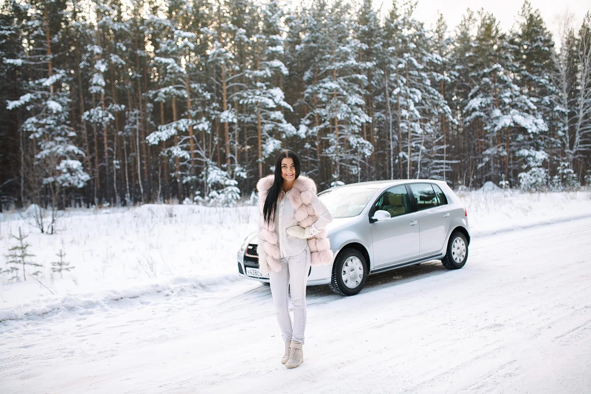 фотосессия с машиной девушки зимой в лесу. фотосет с машиной. зимняя фотосессия авто. фотосессия с машиной зимой. фотосессия зимой.