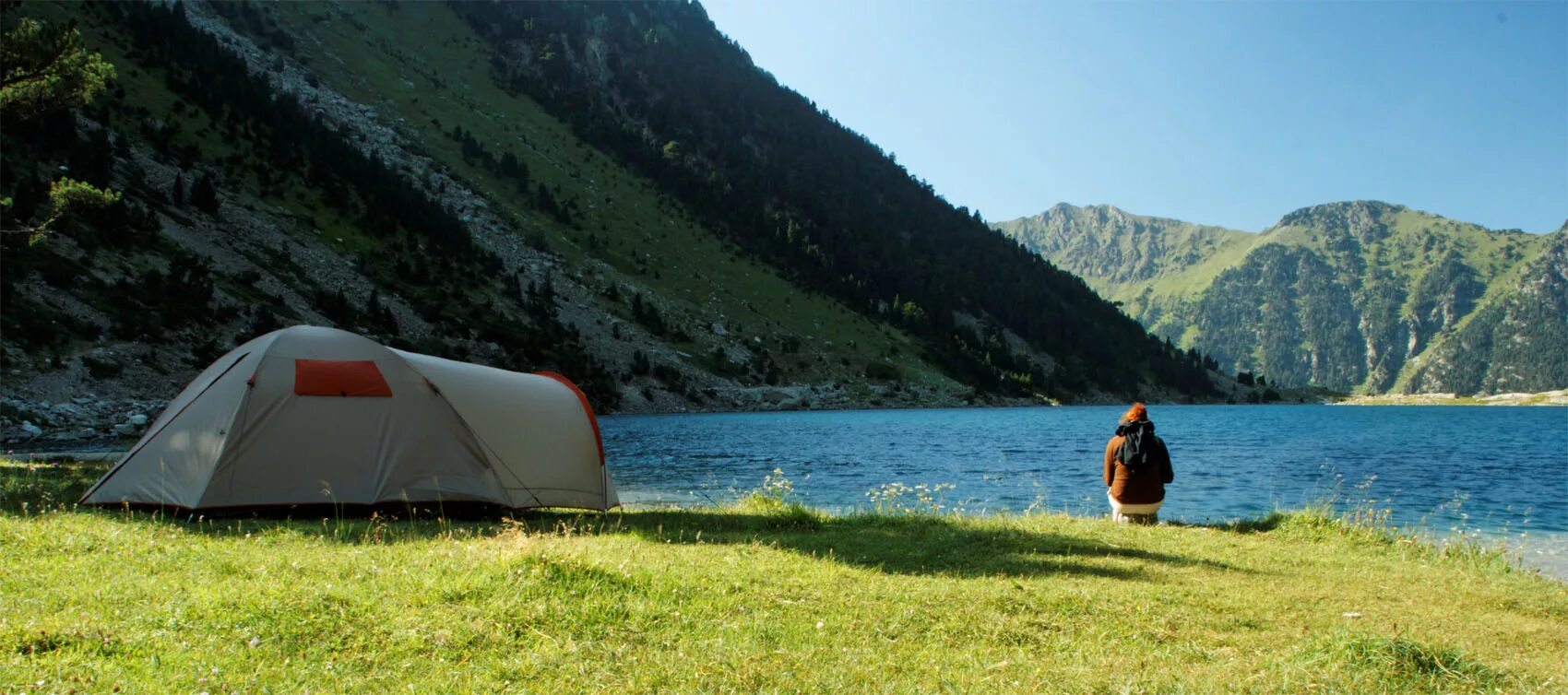 Где остановились на ночевку. Озеро Рица кемпинг. Озеро Рица палаточный лагерь. Озеро Рица палатки. Горы Алтай озеро палатка.