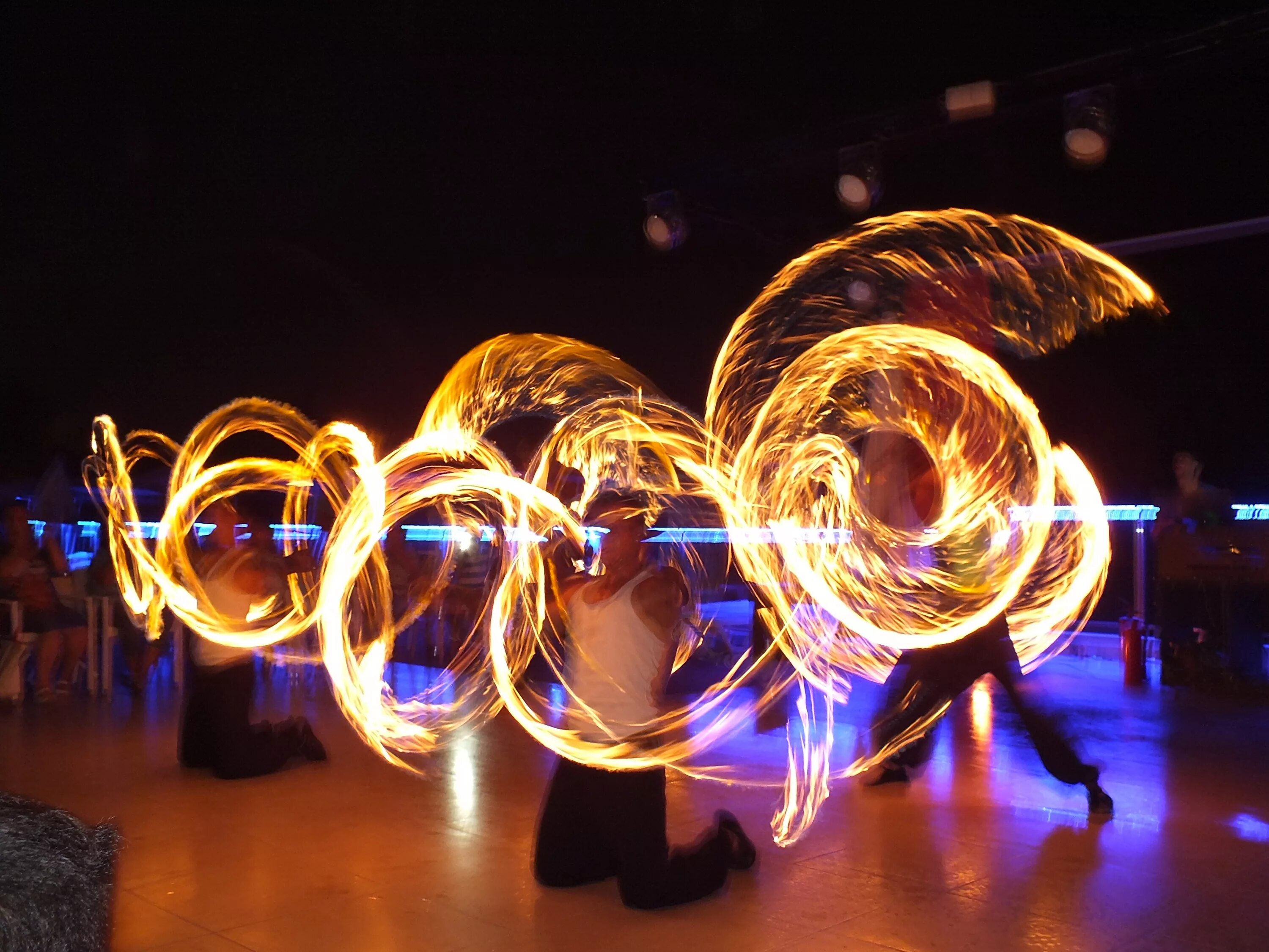 Танец с бенгальскими огнями. Огонь фото. Ночное шоу. Пои (Гавайи). Много пои