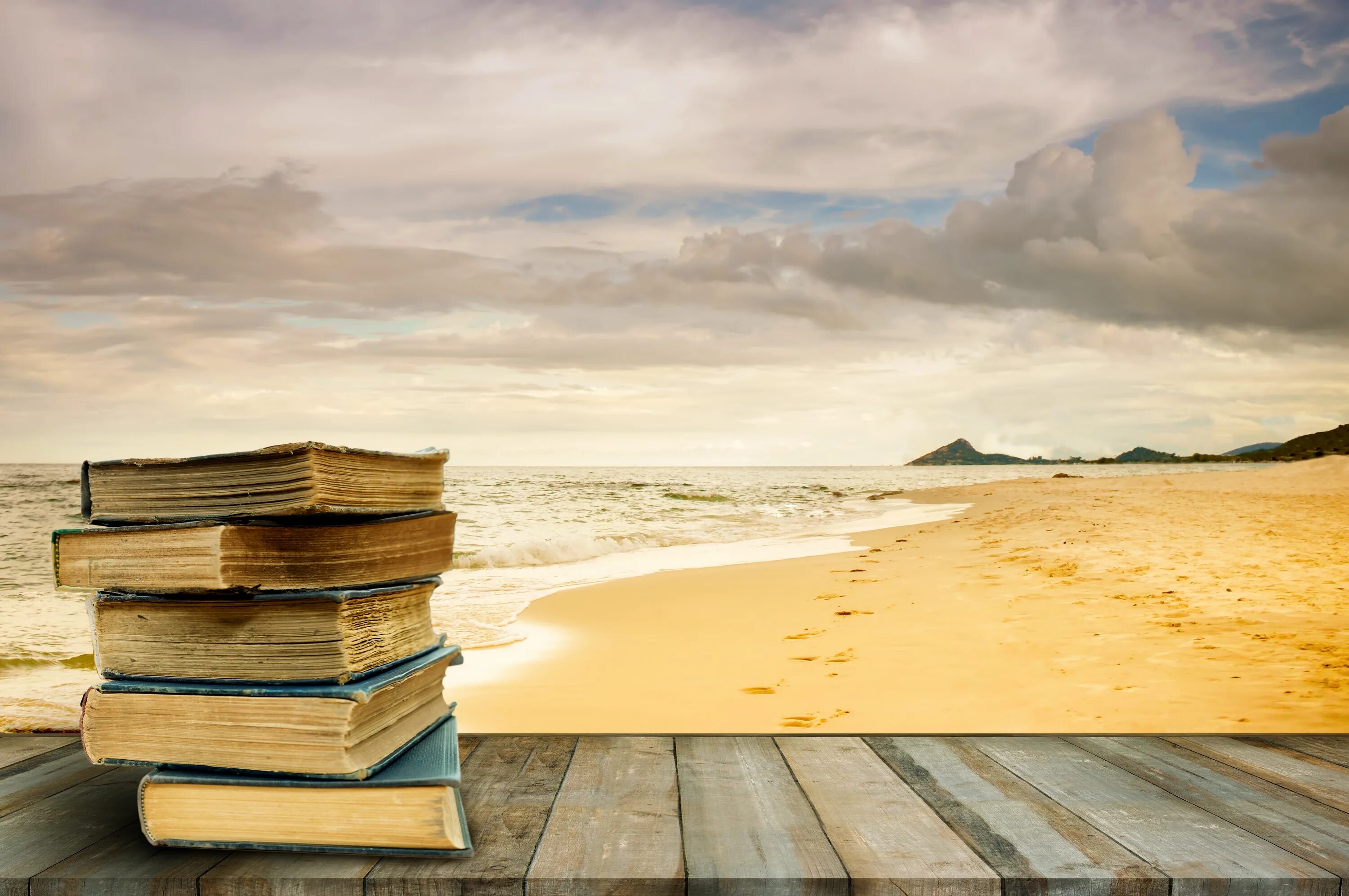 Книга на самом дне 2. Книга море. Красивый фон с книгами. Книга на берегу моря. Книги на Светлом фоне.