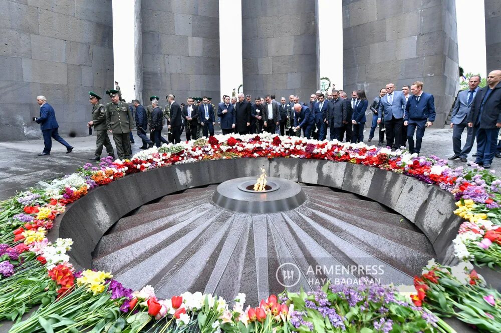 Геноцид армян память. Памяти жертв геноцида армян. День памяти жертв армянского геноцида. Армянские праздникиень памяти жертв геноцид.